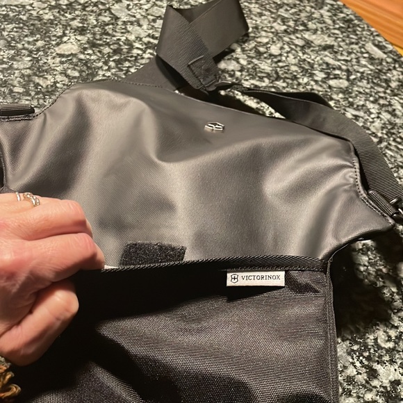 NWOT Victorinox Altmont Original Flapover Digital Bag in black - Picture 6 of 6